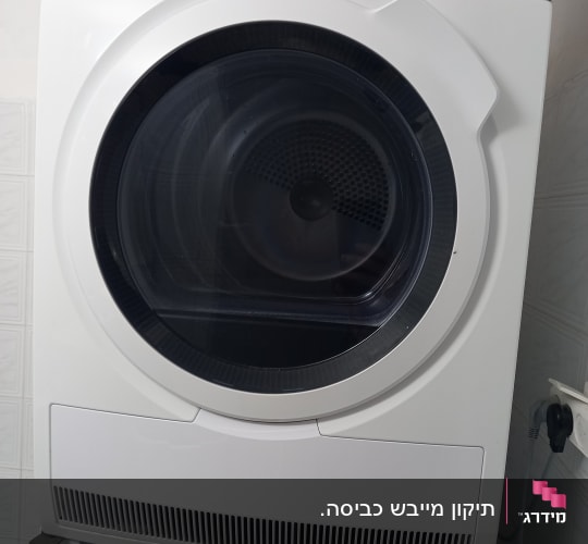 מייבש כביסה AEG עם כפתור בקרה ותצוגה דיגיטלית